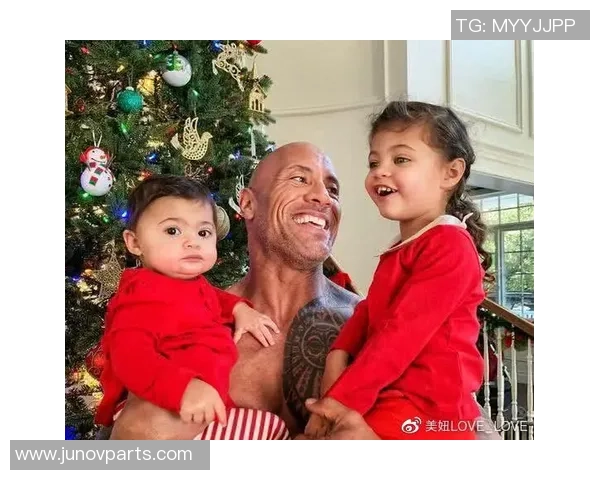 足球球星携子现身采访展现父爱温情瞬间打破硬汉形象